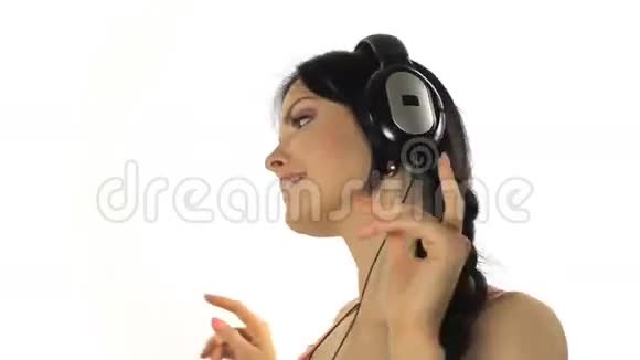 音乐听着耳机跳舞的女人视频的预览图