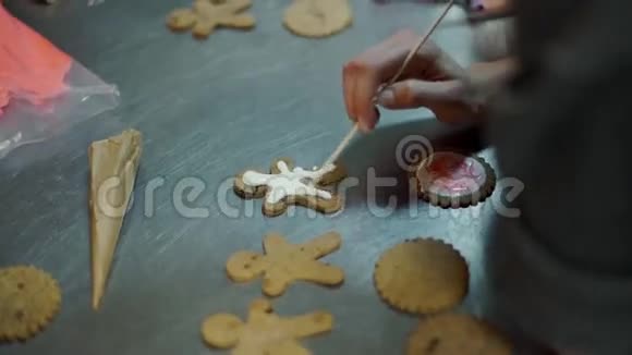 手装饰圣诞饼干有选择性视频的预览图