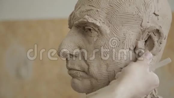 雕塑家造型雕塑调整面细节头由粘土制成视频的预览图