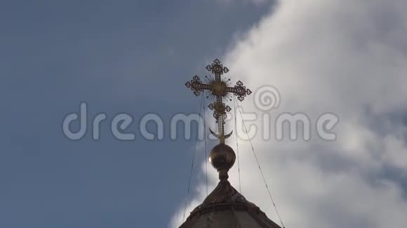 东正教教堂的天空乌云密布视频的预览图