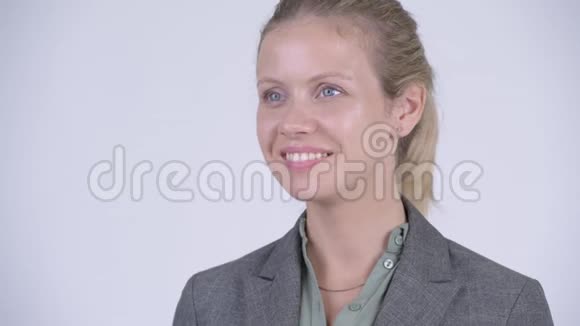年轻快乐的金发女商人的脸视频的预览图