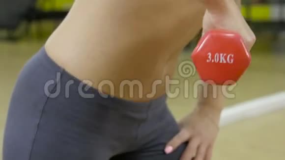 古典健美肌肉发达的金发健身女人在健身房锻炼健身健康生活方式的概念视频的预览图