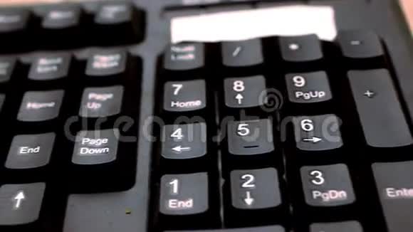 关闭黑色键盘英语和泰语视频的预览图