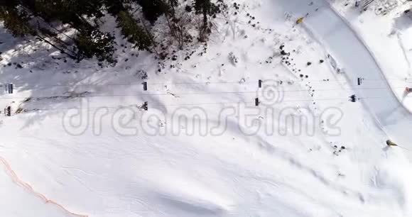 冬季山岭滑雪场的鸟瞰图平躺着视频的预览图