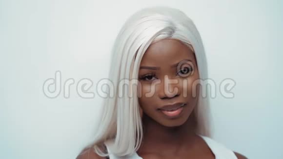 非洲性感女孩白色头发视频的预览图