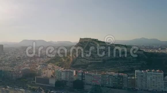 西班牙圣巴巴拉城堡和阿利坎特城市景观的空中拍摄视频的预览图