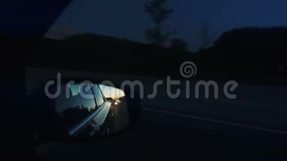 黄昏时公路交通视频的预览图