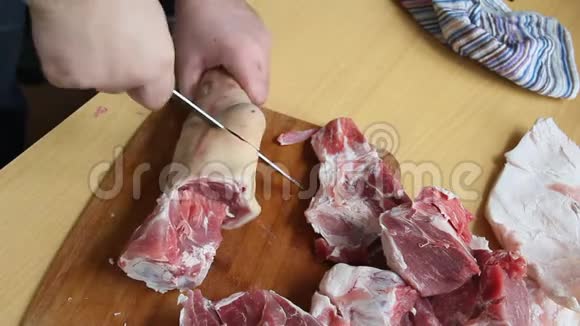 人手持刀切切切备猪生料鲜肉牛排进行烧烤视频的预览图