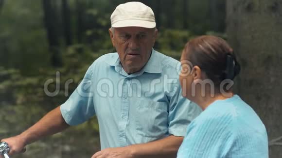 老人和老妇人在公园里交谈视频的预览图