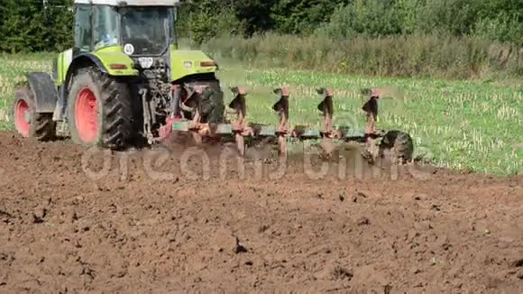 重型农业机械在田间工程视频的预览图
