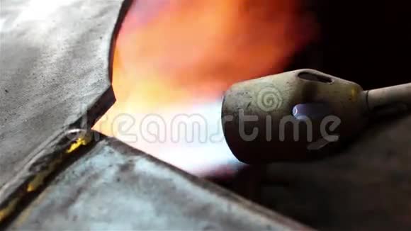 燃烧气体火炬金属火花和火焰视频的预览图