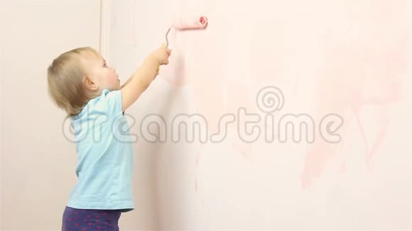 快乐的小宝宝画墙视频的预览图