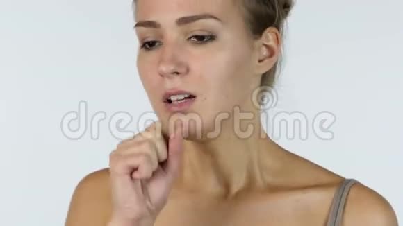 咳嗽关闭生病的女孩白色背景视频的预览图