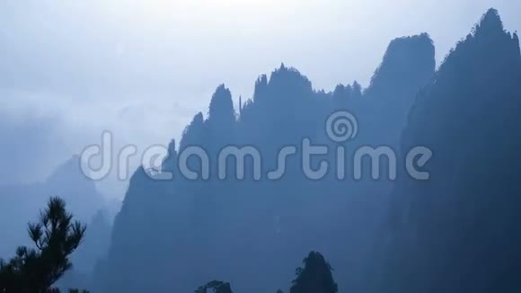 黄山峰的轮廓视频的预览图