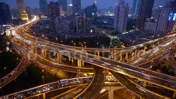 时间流逝上海立交桥上的交通灯迹和车辆在夜间视频的预览图