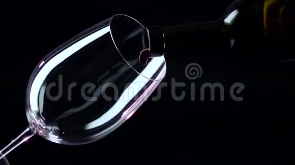 带红酒的瓶子和杯子黑色特写慢镜头视频的预览图