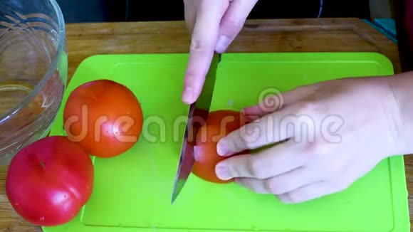 在绿板的背景下准备一份中等大小的红色成熟番茄沙拉视频的预览图