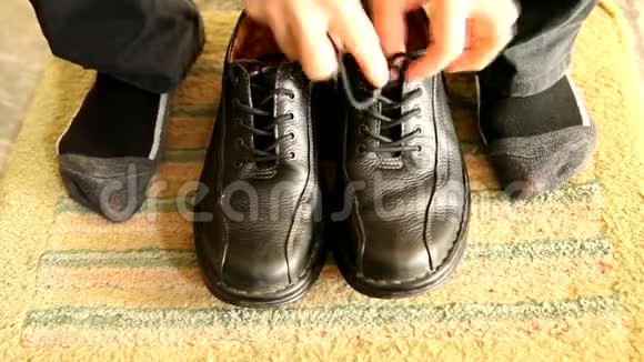 男人穿皮鞋视频的预览图