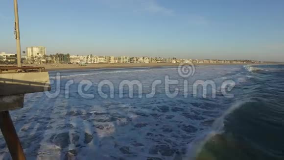 海浪撞击日落时加利福尼亚玛丽娜德尔雷伊视频的预览图
