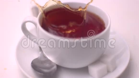 糖块落入茶中溅起水花视频的预览图