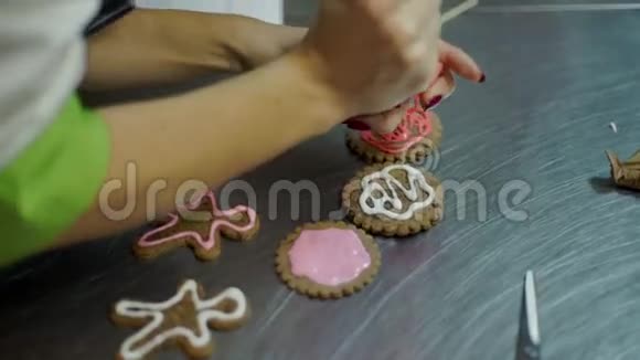 手装饰圣诞饼干有选择性视频的预览图