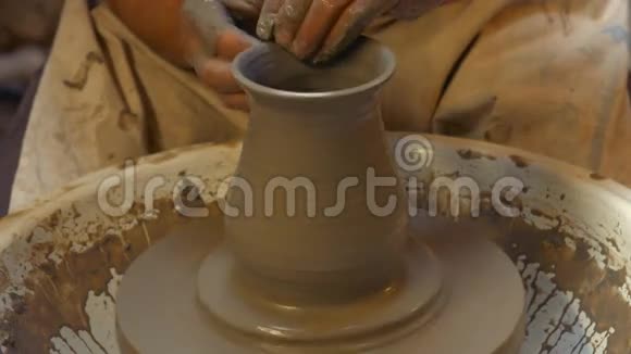 陶工用陶轮制作陶罐视频的预览图