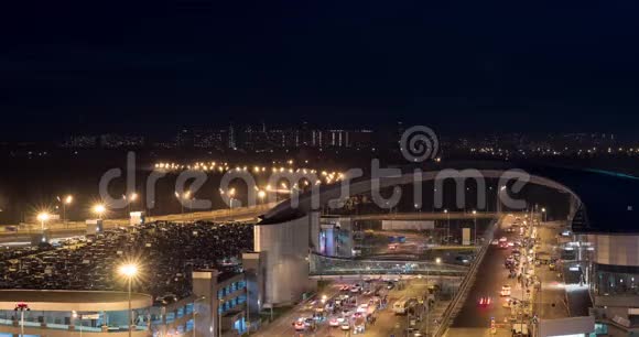夜晚灯火通明的城市繁忙的汽车交通时间视频的预览图