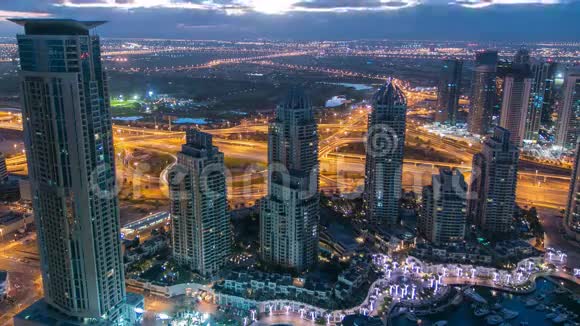 迪拜码头港口全景从夜间到白天过渡时间视频的预览图