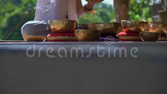 一位亚洲圣药女主人的超灵镜头表演藏碗治疗仪式冥想与冥想视频的预览图