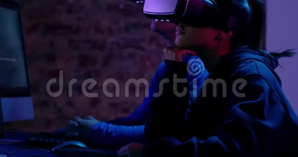 男女使用VR耳机视频的预览图