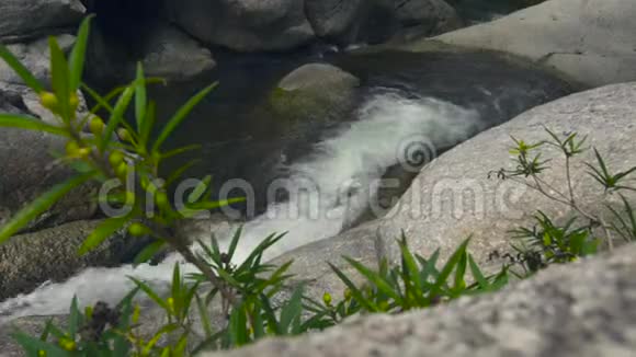 从瀑布流出来的溪水在山河大石上流淌瀑布瀑布瀑布中流淌的山河视频的预览图