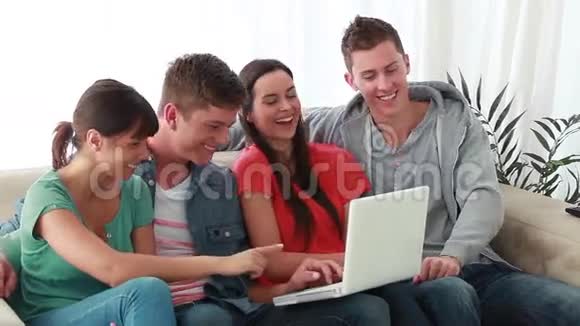 微笑的朋友在笔记本电脑前笑视频的预览图