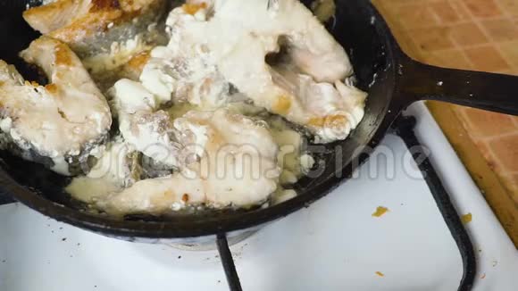 煎鱼牛排在锅里在煎锅里煎大梭鱼视频的预览图