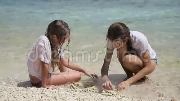 夏天快乐的女孩在海滩上玩沙子视频的预览图