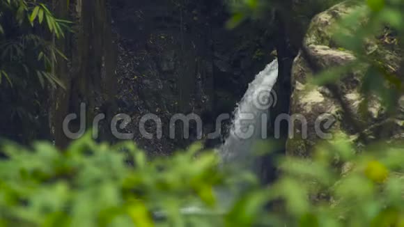 河流中的大石头上流淌着来自山瀑布的溪水瀑布瀑布瀑布中流淌的山河视频的预览图