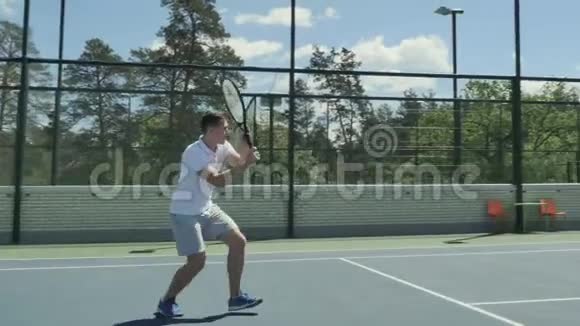 在网球场打网球的可爱的人视频的预览图