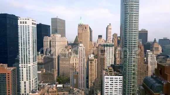 纽约金融中心曼哈顿市中心的鸟瞰图摩天大楼周围无人射击视频的预览图