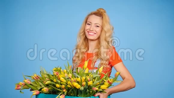 年轻漂亮的女花店配一盒郁金香视频的预览图