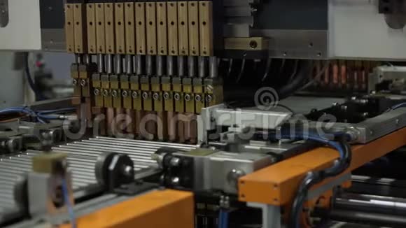 加热散热器焊接高科技机器人生产线视频的预览图