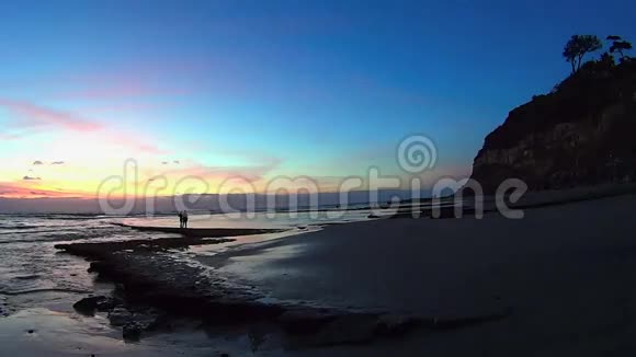海滩情侣海啸低潮日落加利福尼亚视频的预览图