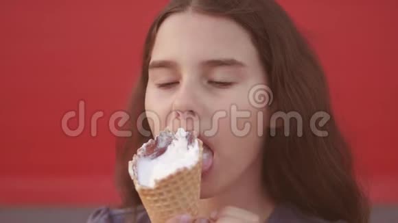 漂亮的女孩子吃慢动作视频护理瓶舔大冰淇淋在生活方式华夫饼锥视频的预览图
