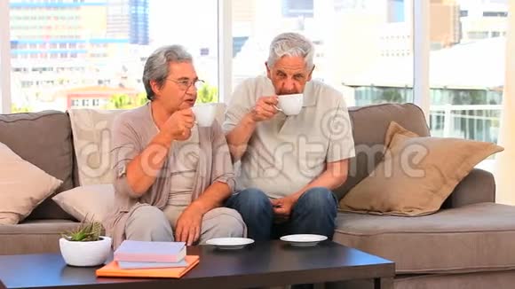 退休夫妇喝杯茶视频的预览图