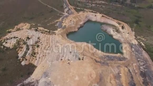 废弃的石板矿洞带水视频的预览图