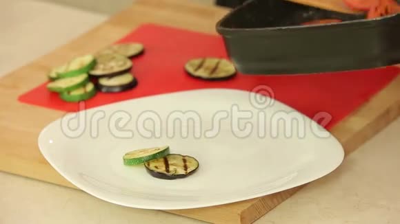 在盘子里烤蔬菜视频的预览图