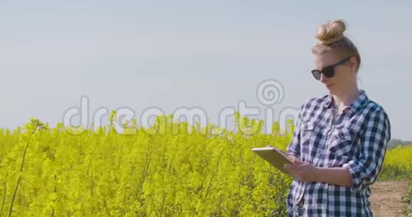 油菜田数码片农民触摸屏视频的预览图