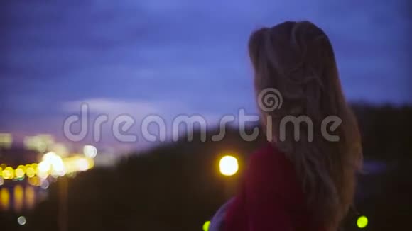 穿红色裙子的年轻女子逆天画像视频的预览图