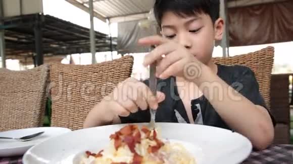 在餐馆吃意大利面的亚洲小孩视频的预览图