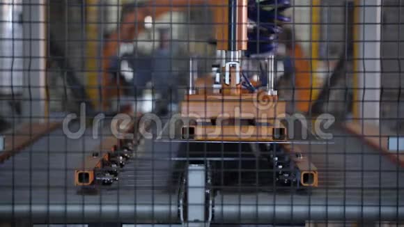 生产加热散热器的现代高科技机器人生产线视频的预览图