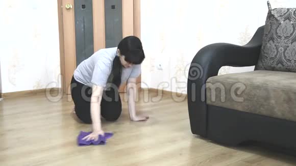 女人用布擦地板视频的预览图