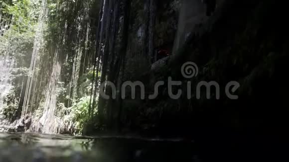 塞诺特洞穴探险在图卢姆视频的预览图